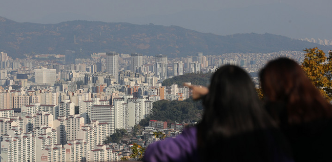 서울 남산공원에서 바라본 아파트 단지 모습.