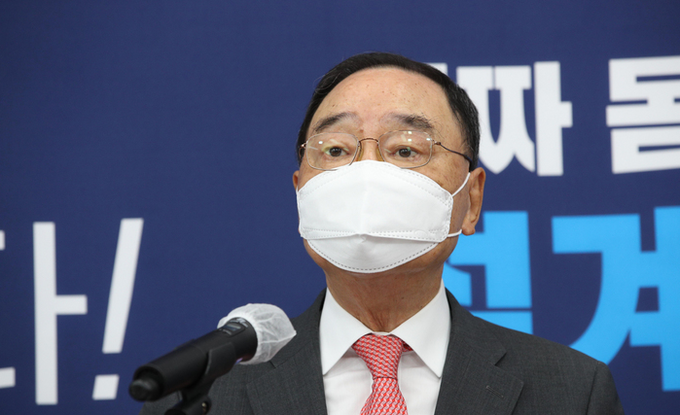  정홍원 국민의힘 선거관리위원장이 8일 오전 서울 국회에서 2차 예비경선(컷오프) 결과를 발표하고 있다. 원희룡, 유승민, 윤석열, 홍준표 예비후보가 대선 본경선에 진출했다. (공동취재사진)