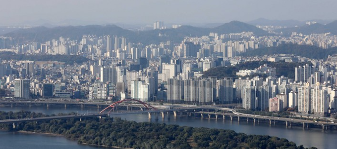 수도권과 지방의 아파트가격 상승세가 둔화 양상을 보이며 전국적으로 오름폭이 축소됐다. KB국민은행 리브부동산 월간주택시장동향에 따르면 10월 전국 주택 매매가격은 지난달 대비 전국 1.05%, 수도권 1.27% 올랐다고 밝혔다. 사진은 25일 서울 영등포구 63스퀘어 빌딩에서 바라본 아파트 단지 모습.