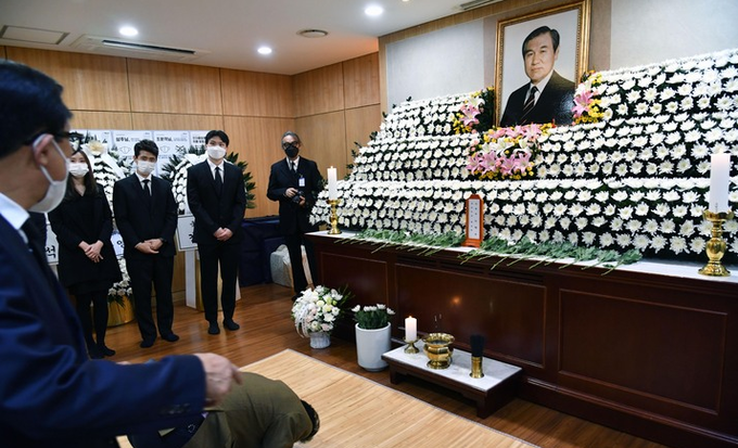 27일 오전 서울 종로구 서울대병원 장례식장에 마련된 고(故) 노태우 전 대통령 빈소에서 조문객들이 조문하고 있다.