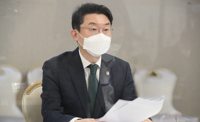 이억원 기획재정부 제1차관이 29일 오전 서울 종로구 정부서울청사에서 열린 제37차 혁신성장 전략점검회의 겸 코로나 정책점검회의 겸 한국판뉴딜 점검 TF회의에 참석해 발언하고 있다.