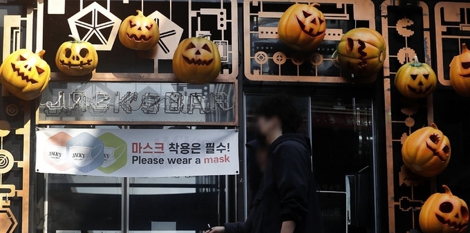 핼로윈 데이를 이틀 앞둔 29일 서울 용산구 이태원 거리에 핼로윈 장식 소품들이 걸려 있다. 2021.10.29.