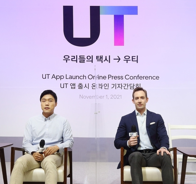 톰 화이트(오른쪽) UT 최고경영자(CEO)와 김기년 최고운영책임자(COO)가 1일 새롭게 통합된 UT 앱 출시를 기념한 온라인 기자간담회에서 향후 국내 모빌리티 서비스 확대 계획에 대해 발표하고 있다.