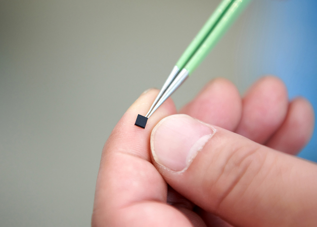 삼성전자가 최신 DDR5 D램 모듈의 성능을 극대화하고 전력 사용을 최소화하는 전력관리반도체(PMIC, Power Management IC) 3종을 공개했다. 삼성전자 전력관리반도체 3종(S2FPD01, S2FPD02, S2FPC01)은 전력 소비, 발열을 낮추는 자체 기술을 적용해 동작 효율을 업계 표준보다 1% 포인트 높은 91%까지 향상시켰다. (사진=삼성전자 제공) 