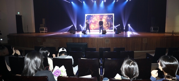2일 오후 서울 관악구 서울대학교 문화관에서 열린 2021 서울대학교 가을축제 관악의 밤을 찾은 학생들이 보컬·힙합공연을 관람하고 있다.