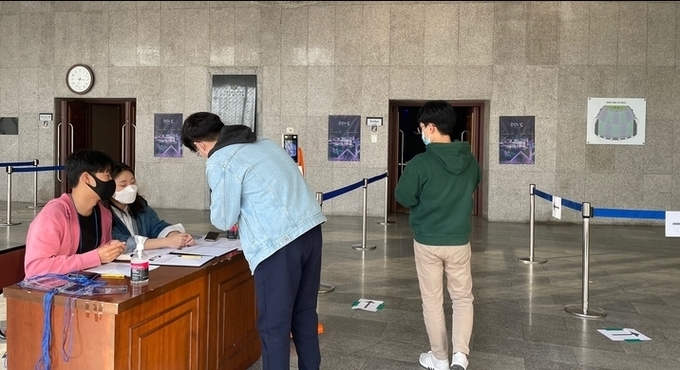  3일 서울대가 새로운 방역체계인 위드 코로나(단계적 일상회복) 시행에 맞춰 가을 축제를 대면으로 개최했다
