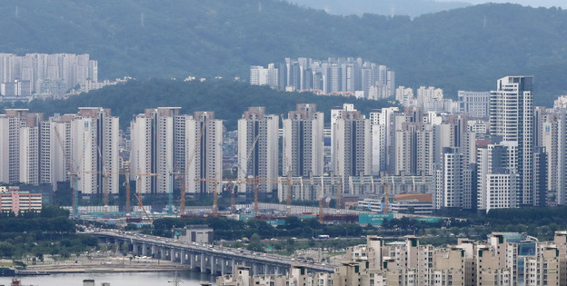  17일 오후 서울 남산에서 바라본 강남 일대 아파트 단지 모습이 보이고 있다.