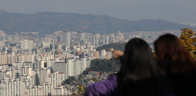  서울 남산공원에서 바라본 아파트 단지 모습.