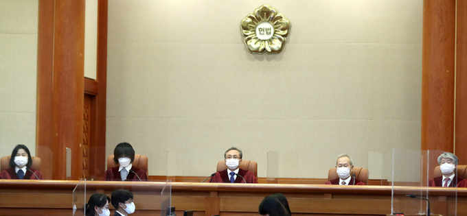 유남석 헌법재판소장을 비롯한 재판관들이 지난달 28일 오후 서울 종로구 헌법재판소 대심판정에서 선고를 위해 자리에 앉아 있다.