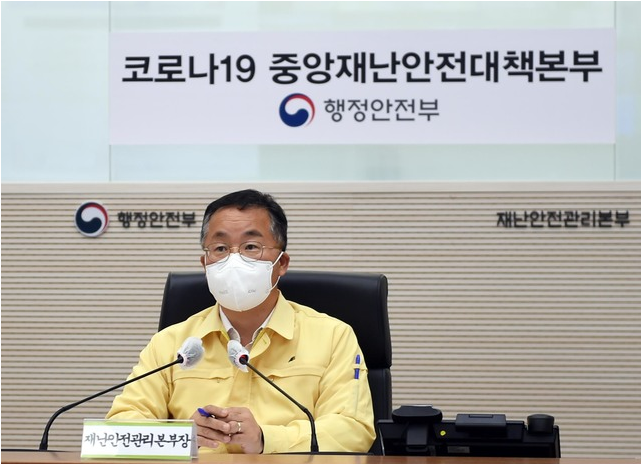 이승우 행정안전부 재난안전관리본부장이 지난 8월19일 세종시 정부세종2청사 중앙재난안전상황실에서 제30차 '지자체(17개 시도 부단체장) 백신 예방접종 추진상황 긴급 영상점검회의'를 주재하고 있다.