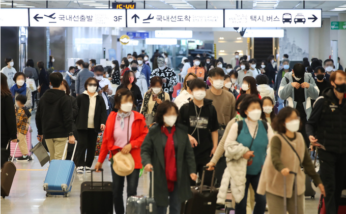 = 단계적 일상회복(위드 코로나) 시행 둘째 날인 2일 오후 제주국제공항 1층 국내선 도착장이 여행길에 나선 가족과 친구, 연인들의 발걸음으로 붐비고 있다