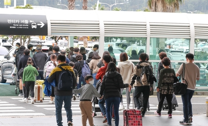  단계적 일상회복(위드 코로나) 시행 첫 주말을 앞둔 5일 오후 제주국제공항 1층 도착장에 가족과 친구, 연인들의 발걸음이 이어져 붐비고 있다. 제주관광협회는 휴일인 6일과 7일 하루 4만명이 넘는 관광객이 제주를 찾을 것으로 예상했다.