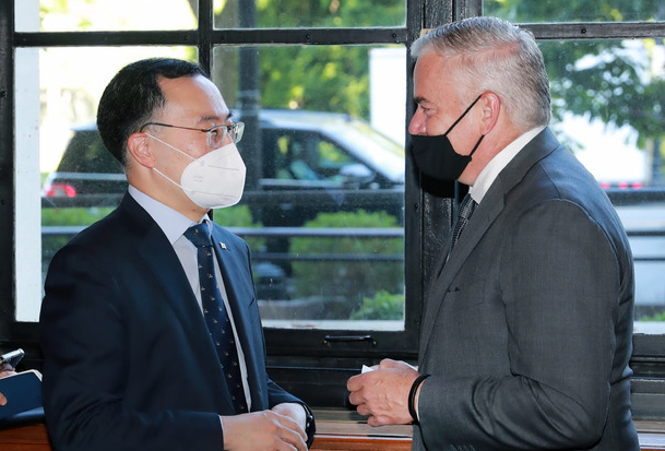  문승욱 산업통상자원부 장관이 21일(현지시간) 미국 상무부에서 스티브 키퍼(Steve Kiefer) GM 인터내셔널 대표와 한-미 비즈니스 라운드 테이블에 앞서 인사를 하고 있다. (사진=산업통상자원부 제공) 