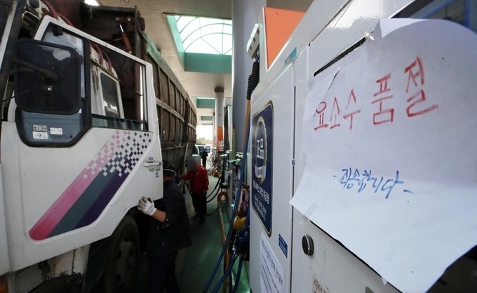  디젤 차량 운행에 반드시 필요한 '요소수' 품귀 현상이 심해지고 있는 3일 오후 서울의 한 주유소에 요소수 판매 관련 안내문이 붙어 있다. 국내 디젤 화물차의 3분의 2가 요소수를 필요로 해 자칫 물류대란으로 번질 수 있다는 우려가 나오고 있다. 요소수는 경유차 운행 시 발생하는 발암물질인 질소산화물을 물과 질소로 분해하는 역할을 한다.