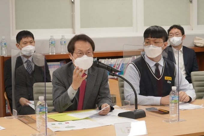  조희연 서울시교육감이 지난 8일 오전 AI교육 선도학교인 서울 강동구 동신중학교를 방문해 'AI융합 교육 현황' 등을 주제로 교직원, 학부모, 학생 등과 간담회를 하고 있다.