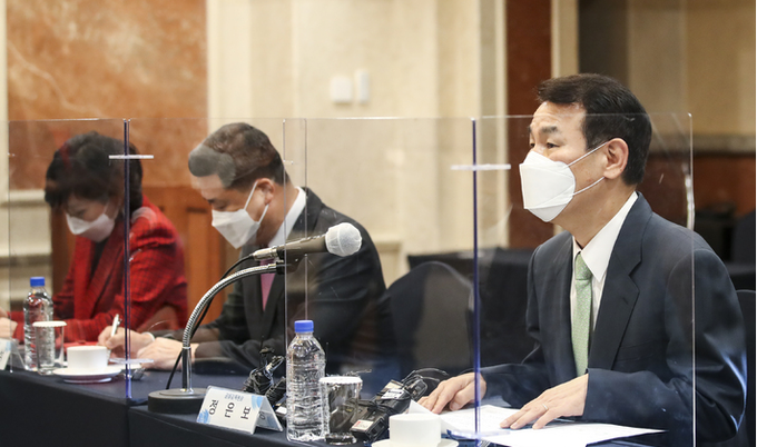  정은보 금융감독원장이 9일 오전 서울 영등포구 켄싱턴호텔에서 열린 금감원장-시중은행장 간담회에서 모두발언을 하고있다.