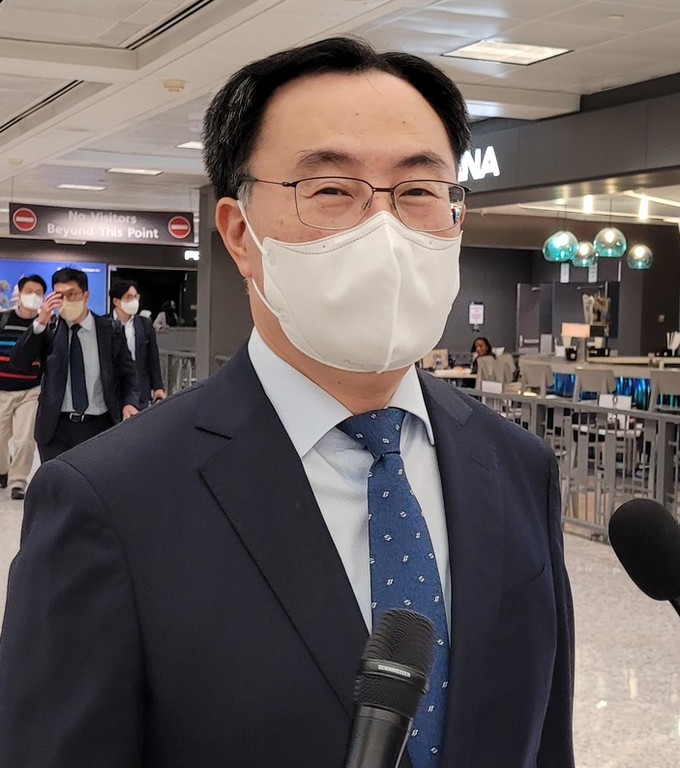 문승욱 산업통상자원부 장관이 9일(현지시간) 워싱턴 덜레스 공항으로 입국해 취재진을 응시하고 있다.