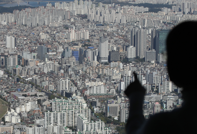 = 사진은 17일 서울 송파구 롯데월드타워 전망대 서울스카이에서 바라본 서울 시내 아파트와 오피스텔.