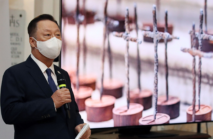 문재인 대통령과 김정숙 여사가 참석한 가운데 29일(현지시간) 이탈리아 로마 산티냐시오 디 로욜라 성당에서 열린 ‘철조망 평화가 되다’ 전시회에서 박용만 대한상공회의소 전 회장이 전시회 관련 설명을 하고 있다.
