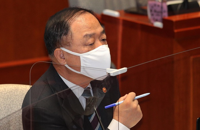  홍남기 경제부총리가 9일 서울 여의도 국회에서 열린 예산결산특별위원회 전체회의에서 의원 질의에 답변하고 있다. (공동취재사진) 