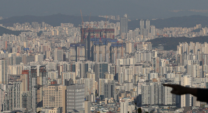 4일 오후 서울 남산공원에서 바라본 아파트 단지 모습.