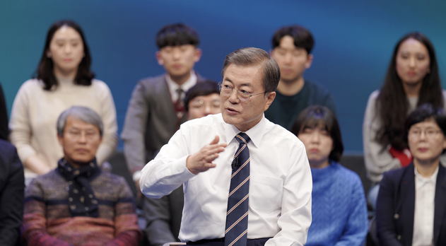  문재인 대통령이 19일 오후 서울 MBC 미디어센터에서 열린 '국민이 묻는다, 2019 국민과의 대화'에 참석해 국민 패널들의 질문에 답하고 있다.