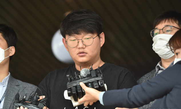 n번방 최초 개설자인 '갓갓' 문형욱이 지난해 5월18일 오후 경북 안동경찰서에서 검찰로 송치되고 있다. 