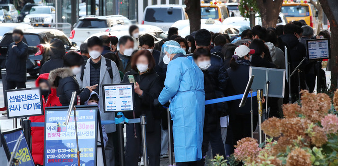 11일 오전 서울 송파구보건소 선별진료소에서 시민들이 코로나19 검사를 받기 위해 줄을 서 있다.