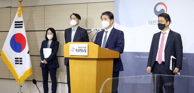  주영준 산업통상자원부 산업정책실장(왼쪽)과 김법정 환경부 기후탄소정책실장이 11일 오전 정부세종청사에서 요소와 요소수의 수급 안정화를 위해 긴급수급조정조치를 제정하고 올해말까지 한시적으로 시행한다고 밝히고 있다.