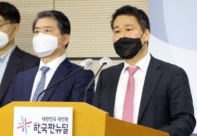  김법정 환경부 기후탄소정책실장(오른쪽)과 주영준 산업통상자원부 산업정책실장이 11일 오전 정부세종청사에서 요소와 요소수의 수급 안정화를 위해 긴급수급조정조치를 제정하고 올해말까지 한시적으로 시행한다고 밝히고 있다.