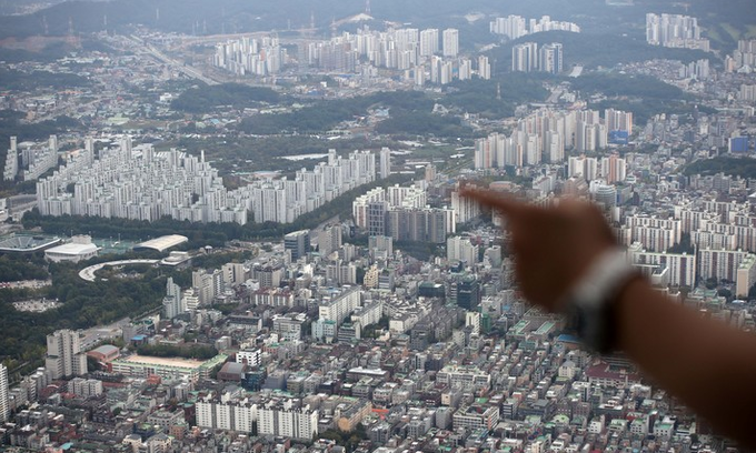 서울 송파구 롯데월드타워 전망대 서울스카이에서 아파트단지와 주택가가 보이고 있다.