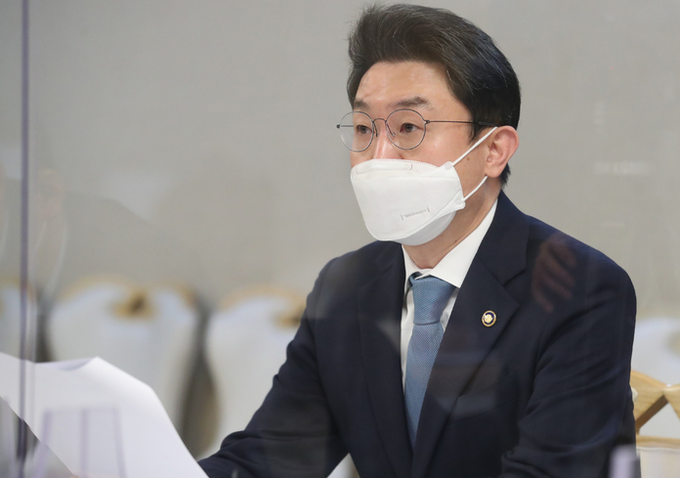  이억원 기획재정부 제1차관이 12일 오전 서울 종로구 정부서울청사에서 열린 제38차 혁신성장 전략점검회의 겸 코로나 정책점검회의 겸 한국판뉴딜 점검 TF 회의에 참석해 발언하고 있다. 