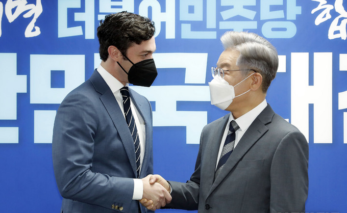  이재명 더불어민주당 대선 후보가 12일 서울 여의도 중앙당사에서 존 오소프 미 상원의원을 접견하고 있다. 