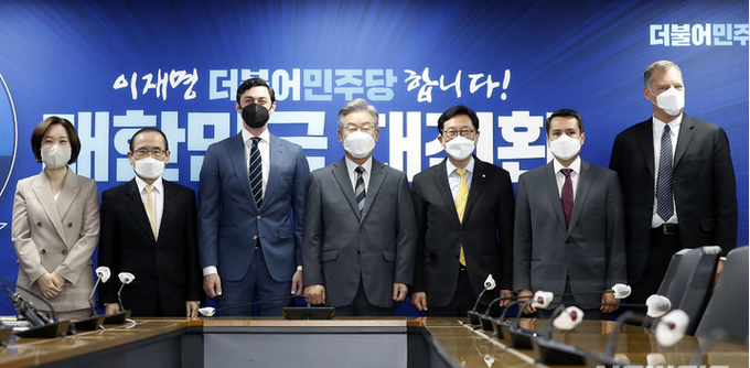 이재명 더불어민주당 대선 후보가 12일 서울 여의도 중앙당사에서 존 오소프 미 상원의원을 접견하며 참석자들과 기념촬영을 하고 있다. 