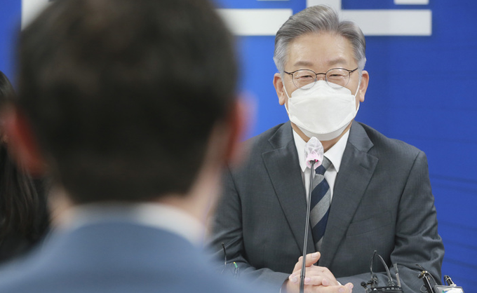 이재명 더불어민주당 대선 후보가 12일 서울 여의도 중앙당사에서 존 오소프 미 상원의원을 접견하고 있다. 