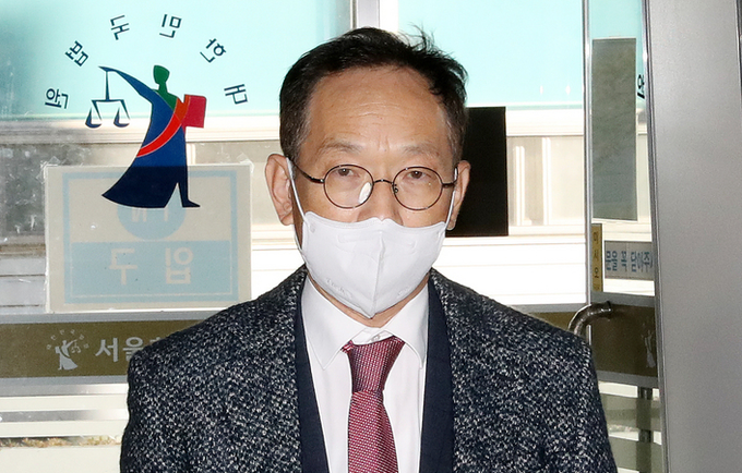  김유상 이스타항공 관리대표가 12일 오후 서울 서초구 서울회생법원에서 열린 이스타항공 회생 계획안 인가 여부를 결정하는 관계인 집회에 참석하기 위해 법정으로 들어가고 있다. 