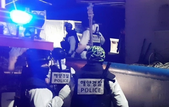  16일 오전 제주 차귀도 남서쪽 약 128㎞(대한민국 어업협정선 내측) 해상에서 불법 조업 중인 중국어선 단속을 위해 제주해양경찰서 소속 해경이 출동하고 있다.
