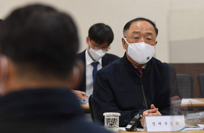= 홍남기 경제부총리 겸 기획재정부 장관이 17일 오전 서울 서초구 양재동 농협 하나로마트 양재점을 방문, 정연태 농협유통 대표이사 등 관계자들과 간담회를 하고 있다. (공동취재사진) 