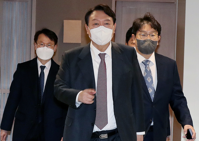 국민의힘 윤석열 대선 후보와 권성동 신임 사무총장이 18일 서울 여의도의 한 음식점에서 중진의원들과의 비공개 오찬 회동에 참석하고 있다.<br>
이날 회동에는 윤 후보와 권 사무총장, 주호영, 김태호, 윤한홍, 하태경 의원과 심재철 전 의원, 유정복 전 인천시장 등이 참석했다.