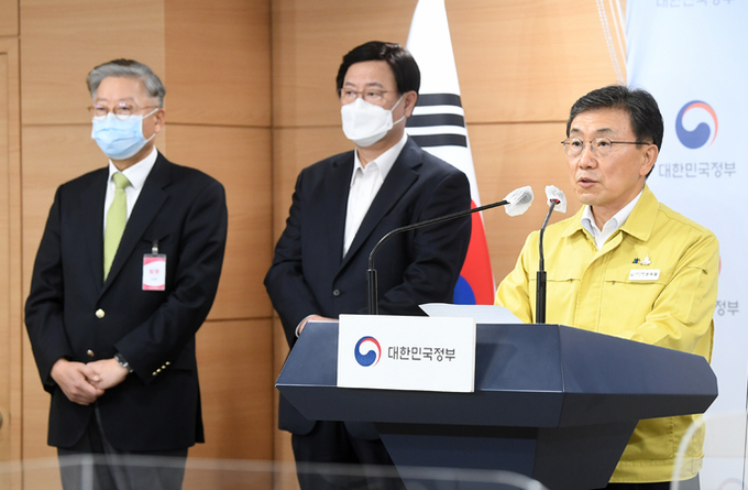 권덕철 중앙재난안전대책본부 1차장(보건복지부 장관)이 19일 오전 서울 종로구 정부서울청사 브리핑실에서 중대본 정례 브리핑을 하고 있다. (공동취재사진) 