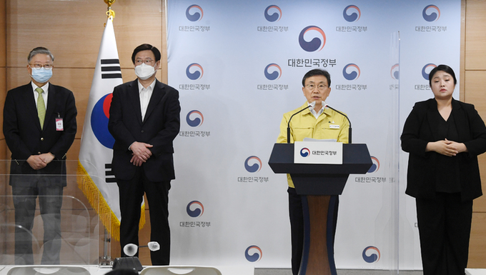 권덕철 중앙재난안전대책본부 1차장(보건복지부 장관)이 19일 오전 서울 종로구 정부서울청사 브리핑실에서 중대본 정례 브리핑을 하고 있다. (공동취재사진)
