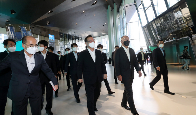 김부겸 국무총리와 정의선 현대자동차그룹 회장이 22일 오전 경기 고양시 현대 모터스튜디오 고양에서 열린 청년희망ON 프로젝트에 참석하고 있다. (공동취재사진) 