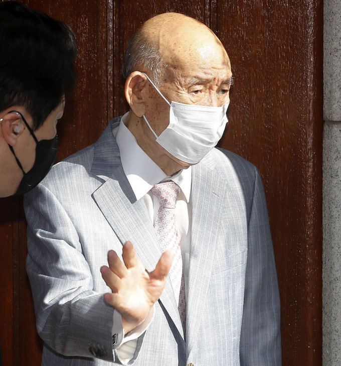  고 조비오 신부에 대한 명예훼손 혐의로 1심에서 유죄 판결을 받은 전두환 씨가 9일 광주지방법원에서 열리는 항소심 3번째 재판에 출석하기 위해 서울 서대문구 연희동 자택을 나서고 있다.