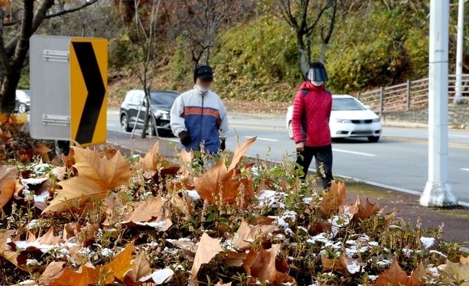  아침 기온이 영하로 떨어지는 추운 날씨를 보인 지난 23일 오전 충북 청주시 상당구 명암동 명암타워 인근 산책로에 시민들이 이동하고 있다.