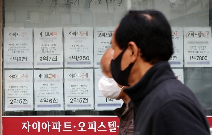  서울 시내 한 공인중개사 사무소에 시세표가 붙어있는 모습.