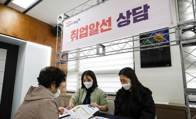  서울 양천구청에서 열린 제1회 양천구 노인 일자리박람회를 찾은 어르신이 알선취업 상담을 받고 있다