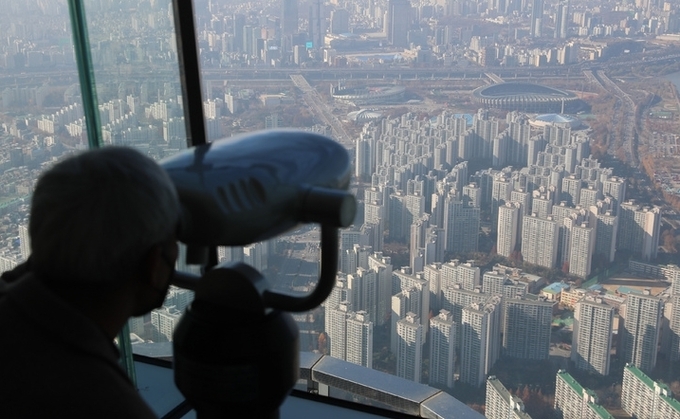  서울 롯데월드타워 서울스카이에서 바라본 서울시내 아파트 모습.