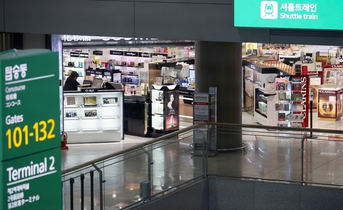  지난 9월 인천국제공항 제1여객터미널 출국장 면세점 구역이 한산한 모습을 보이고 있다.