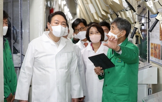  윤석열 국민의힘 대선 후보가 29일 오후 대전 대덕연구단지 내 한국원자력연구원을 방문해 방사선 관리구역인 파이로 일관공정 시험시설을 둘러보고 있다. 