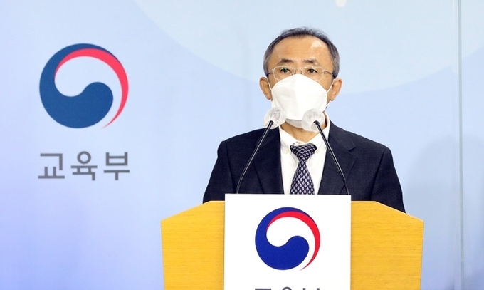  강태중 한국교육과정평가원장이 18일 오전 세종시 정부세종청사 교육부 브리핑실에서 2022학년도 대학수학능력시험 출제 원칙 등을 밝히고 있다.